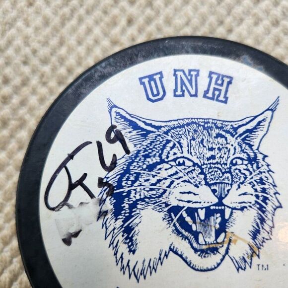 UNH UNIVERSITY of NEW HAMPSHIRE WILDCATS Gufex White Old Cat Logo PUCK 69 Signed - Picture 5 of 5